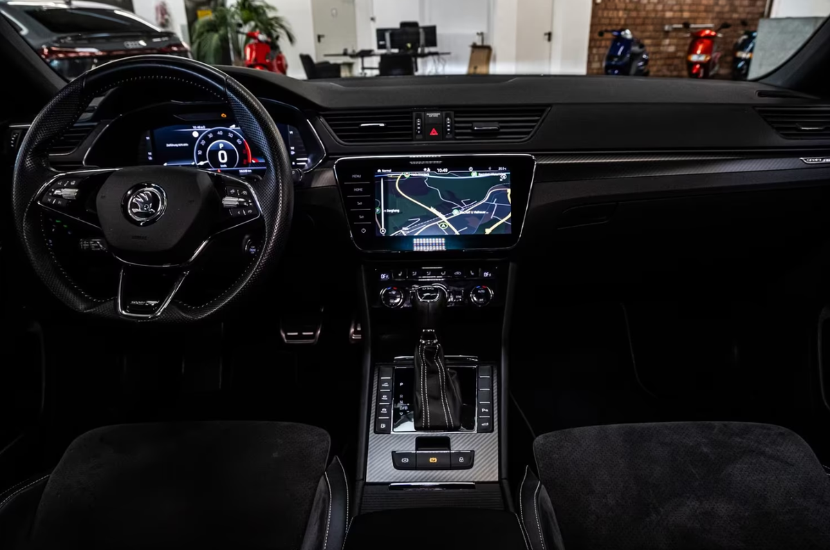 Skoda Superb Combi Hybride 1.4 TSI PHEV 218ch Sportline DSG6 Toit ouvrant Audio Canton