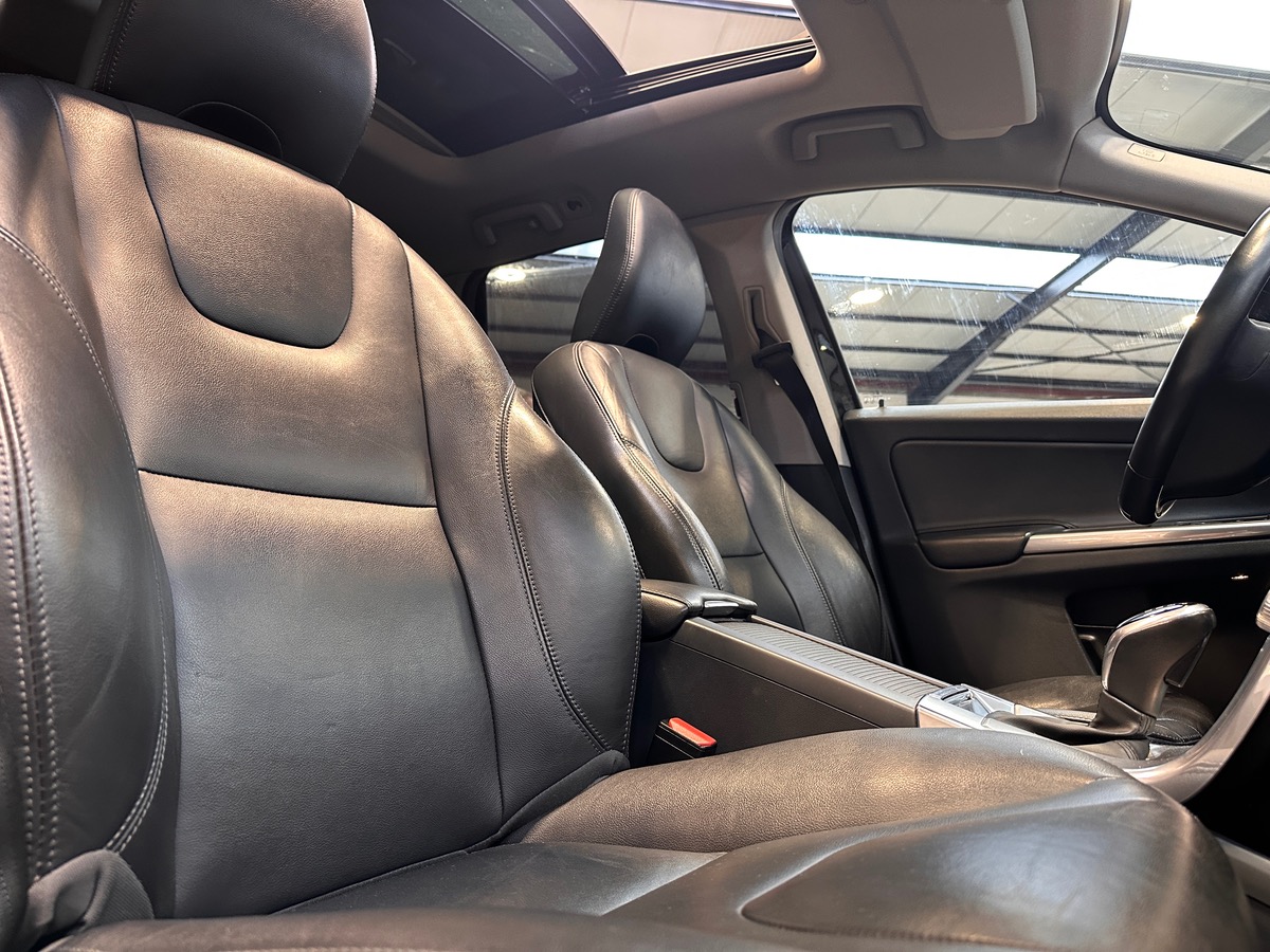 Volvo XC60 D4 2.0L 190 cv XENIUM Geartronic - Toit ouvrant / Hifi HK / Caméra