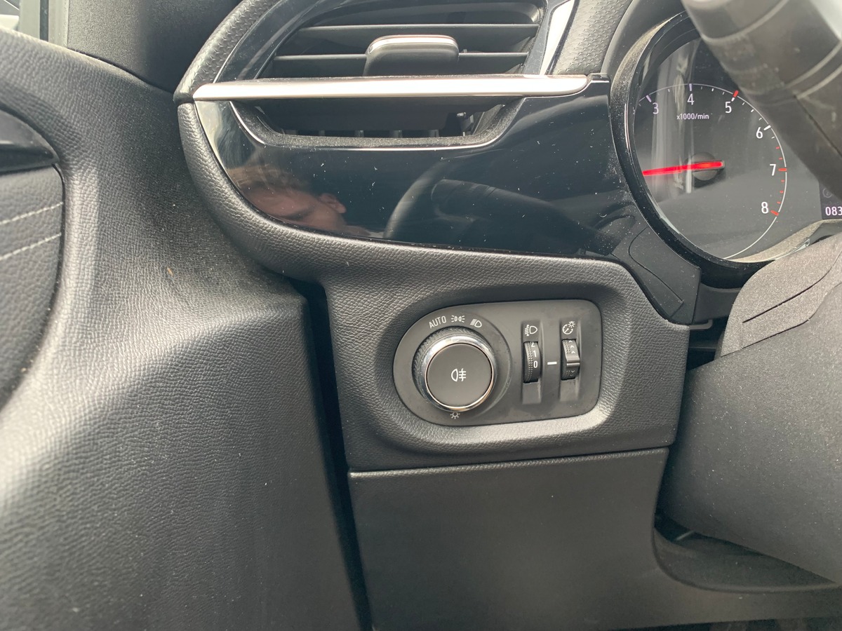 Opel Corsa 100 | Apple car play | Régulateur vitesse | | Reconnaissance des panneaux | Climatisation