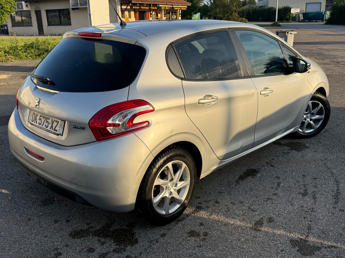 Peugeot 208 / 1.2 E-VTI 82CH / STYLE / CLIM / ÉCRAN BTT / DISTRIB + EMBRAYAGE NEUF