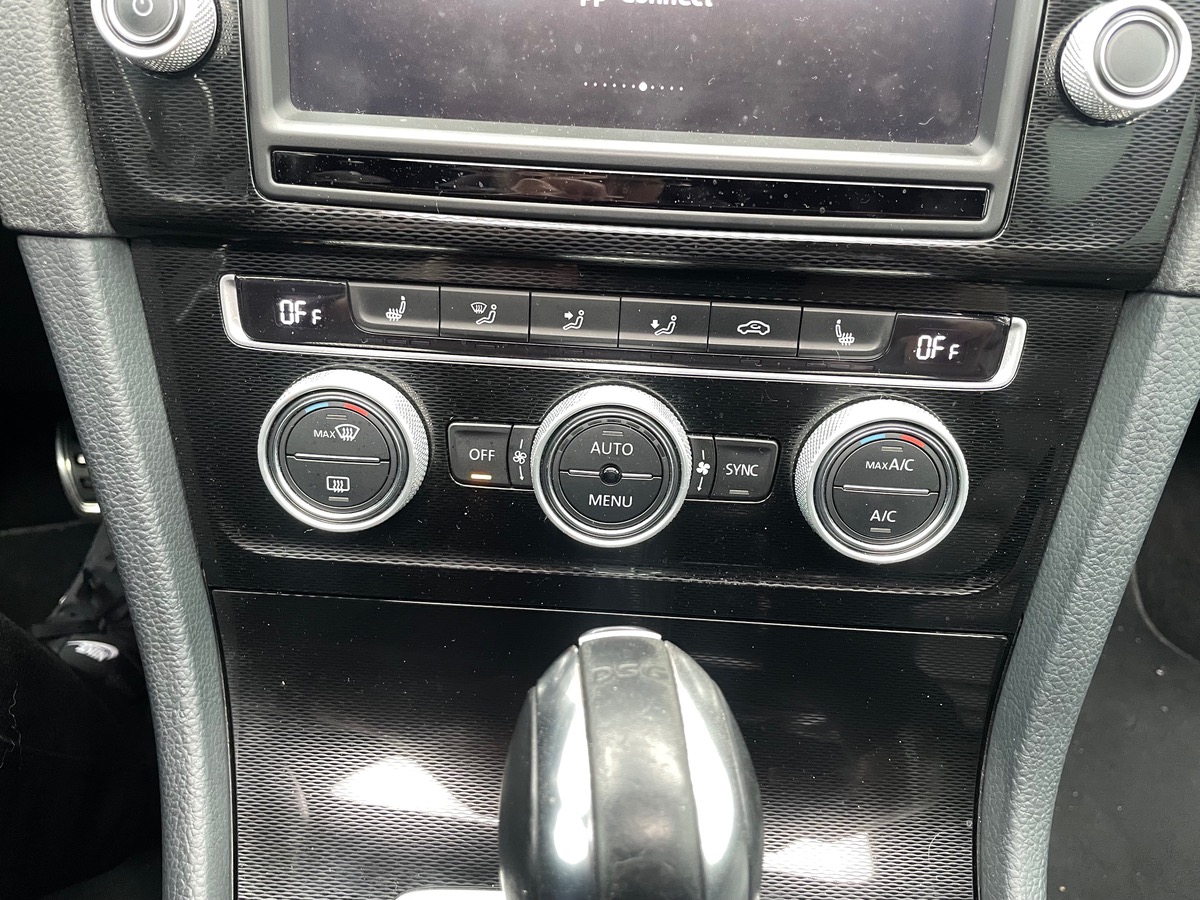 Volkswagen Golf GTI 230