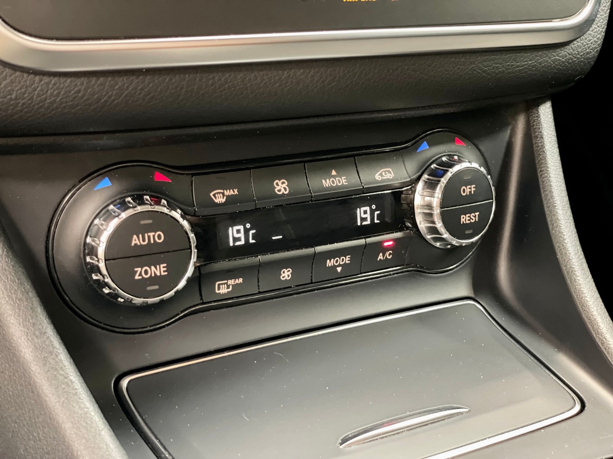 Mercedes-Benz GLA* 220d Sensation 4Matic 7G-DCT c