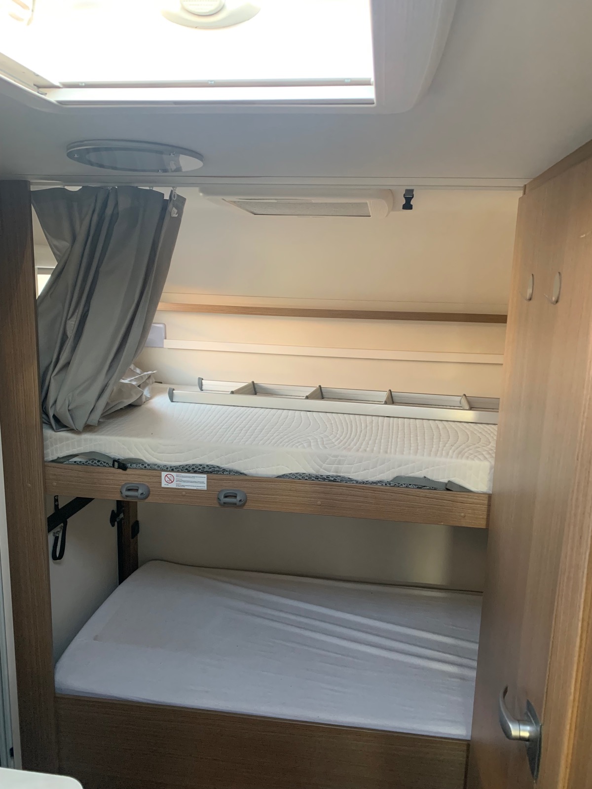 Capron A 140 ch | CAMERA DE RECUL |  LITS SUPPERPOSES | STORE EXTERIEUR | Climatisation manuelle