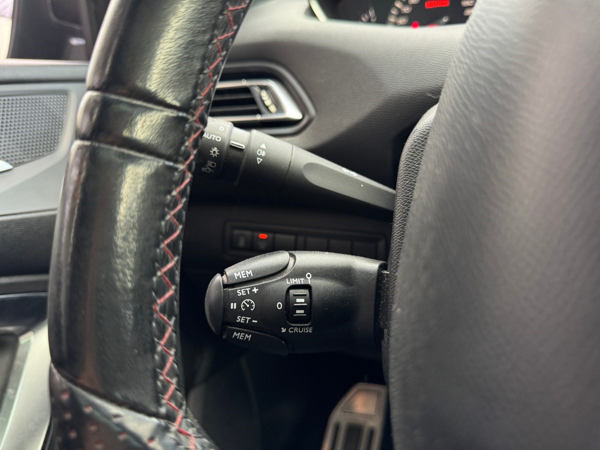 Peugeot 308 GT II (T9) 1.6 THP 205 cv - Entretiens Peugeot - Toit Panoramique