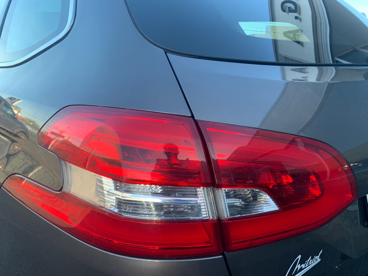 Peugeot 308 115 chevaux | Toit panoramique | Régulateur de vitesse | GPS | Attelage