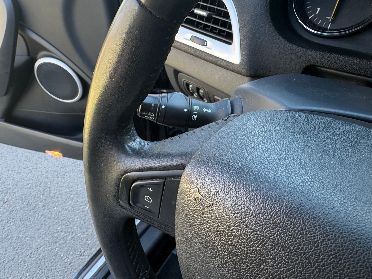 RENAULT Megane III - 1.9DCI 130CH - CARMINAT TOMTOM