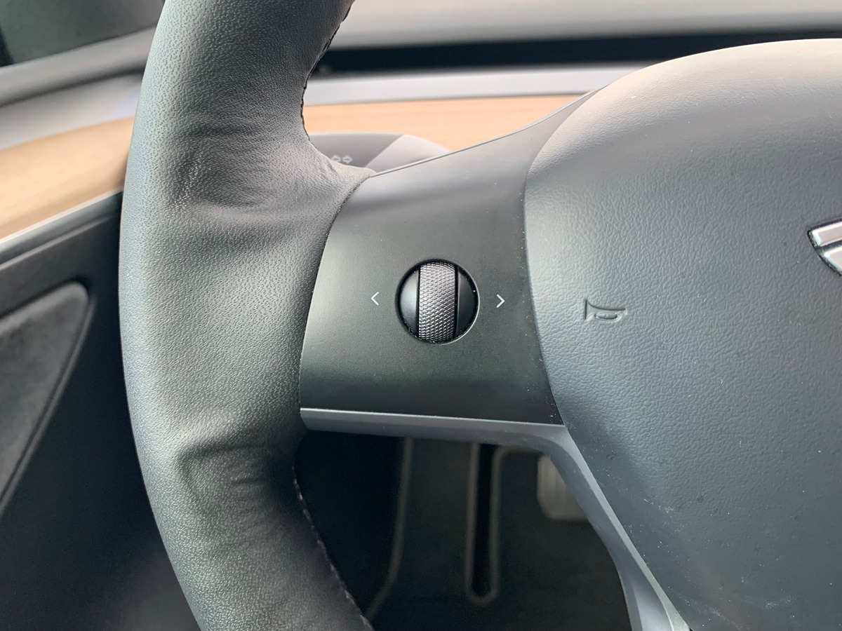 Tesla Model Y 275 chevaux | Premiére MAIN | Standard | Toit panoramique | Cuir | Siéges électriques