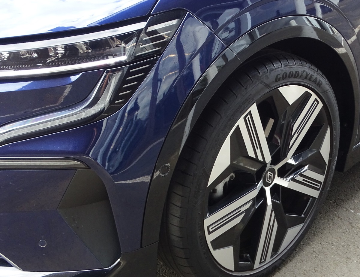 RENAULT MEGANE-E V E-TECH Ev60 220 Ch  ICONIC / SELLERIE BLANCHE / HARMAN KARDON / CARPLAY