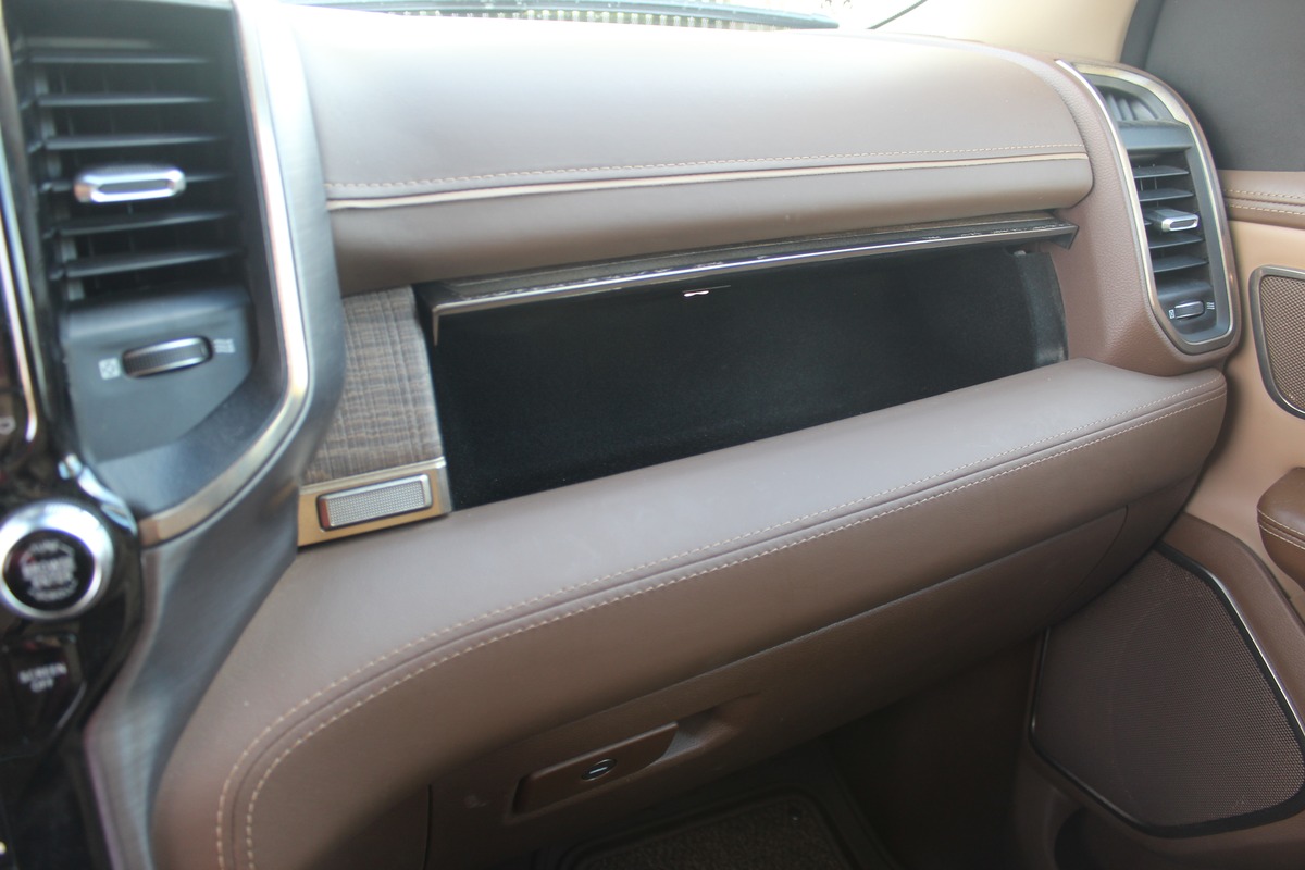 Dodge RAM CREW CAB 1500 5.7 V8 396 ch LARAMIE EDITION LONGHORN / RAM BOX / CARPLAY / ATTELAGE / E85