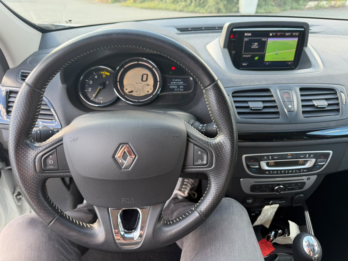 RENAULT Megane III Estate 1.5 dCi BOSE Edition-Crochet d'attelage - Distribution neuve- Garantie