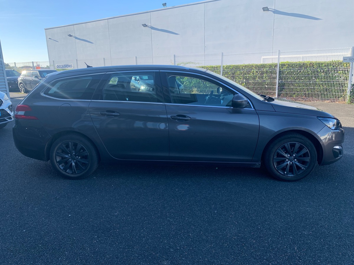 Peugeot 308 115 chevaux | Toit panoramique | Régulateur de vitesse | GPS | Attelage