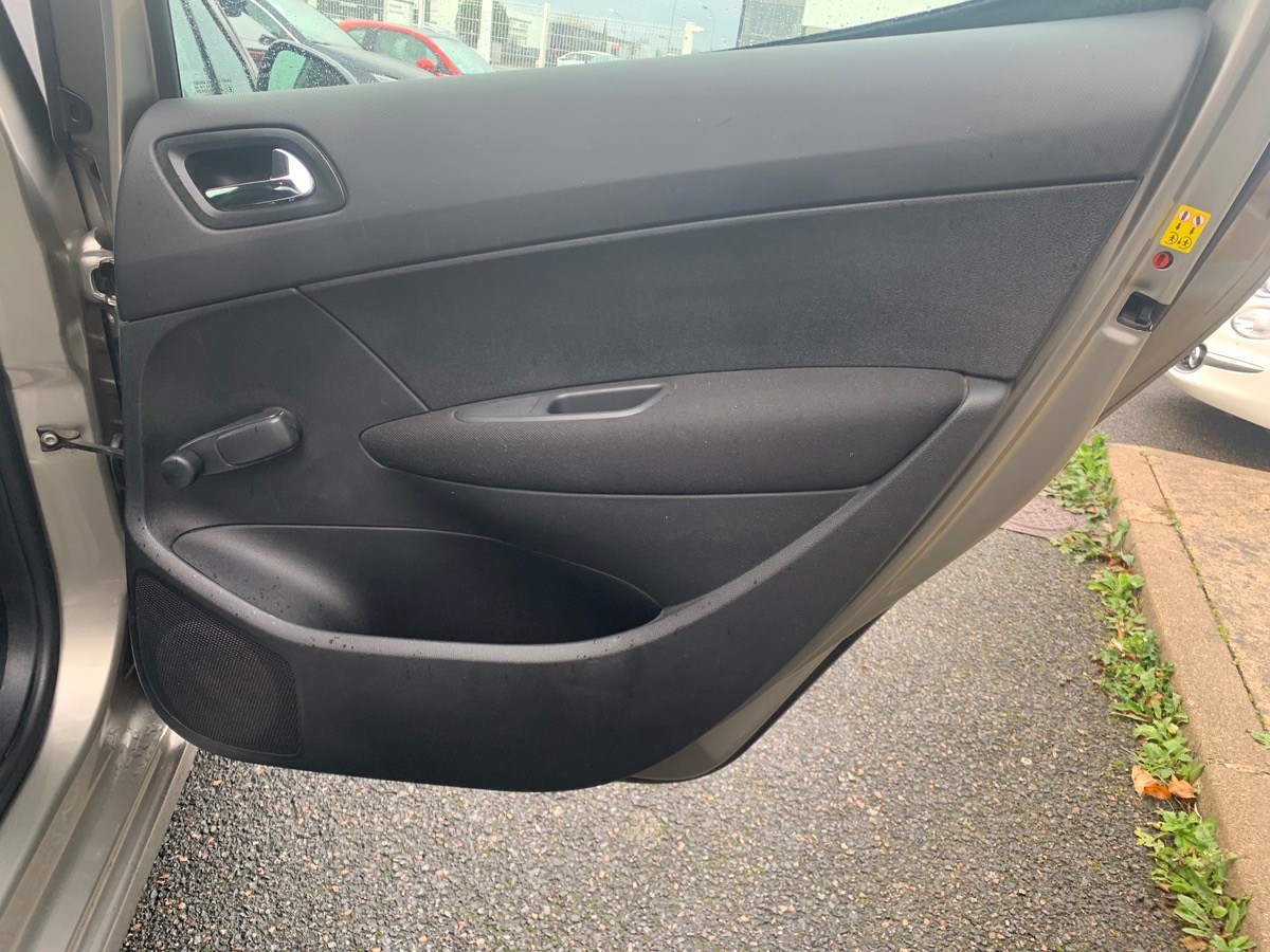 Peugeot 308 120 ch | Rétroviseurs électriques | Climatisation | Sièges rang 2 rabattables à plat