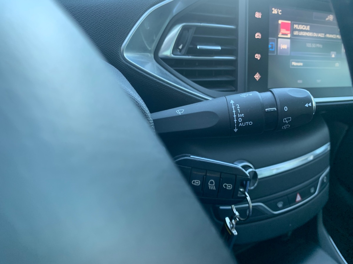 Peugeot 308 115 chevaux | Toit panoramique | Régulateur de vitesse | GPS | Attelage