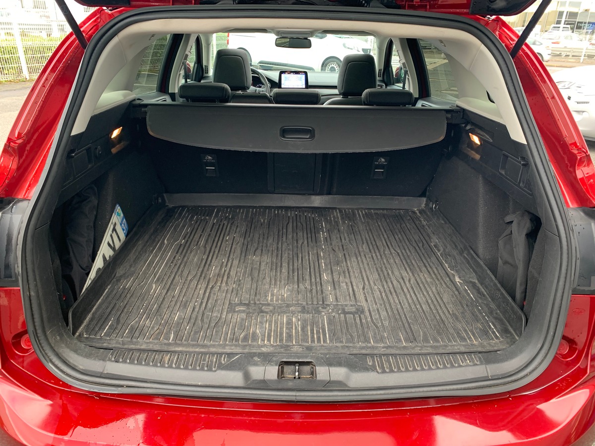Ford FOCUS SW 120 ch | Vignale | Toit ouvrant panoramique | Apple car play Android auto | Attelage