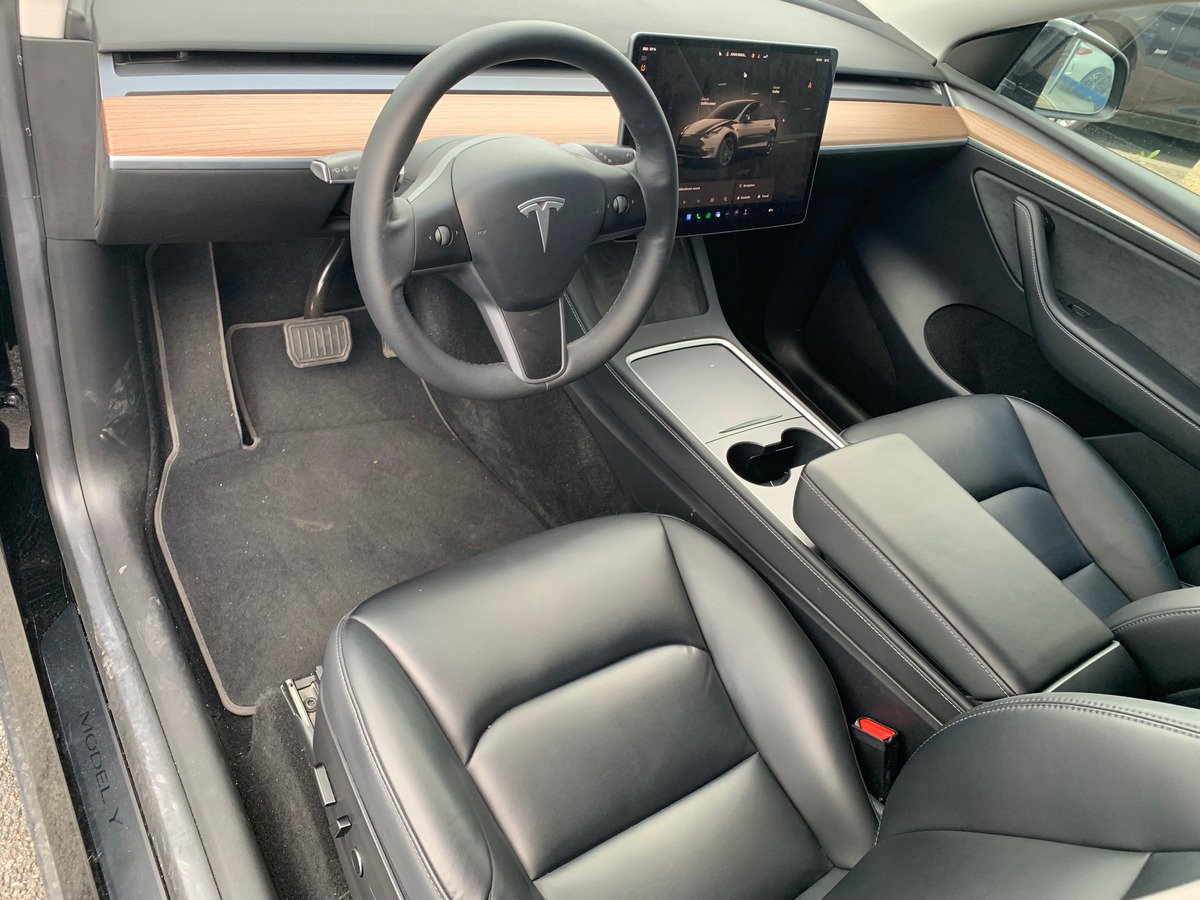Tesla Model Y 275 chevaux | Premiére MAIN | Standard | Toit panoramique | Cuir | Siéges électriques