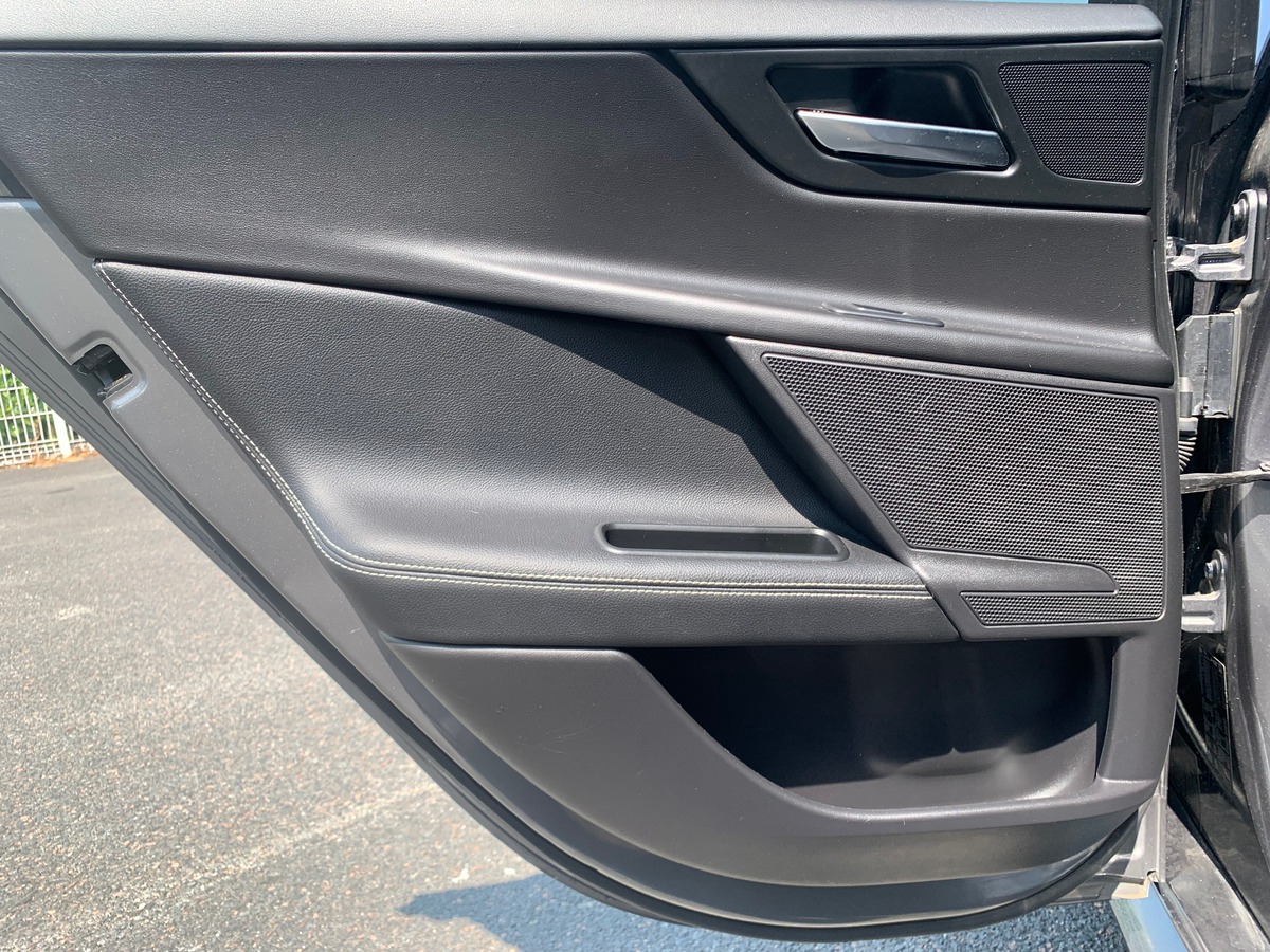 Jaguar XE 240 chevaux | R Sport | GPS | Régulateur de vitesse | Toit ouvrant | Audio MERIDIAN | Cuir