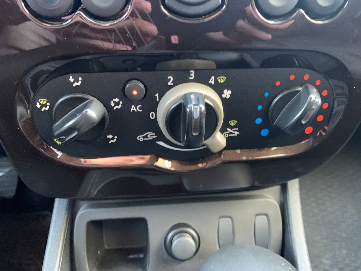 Dacia Duster 105 ch | Laureate | Bioethanol | Roue secours | Climatisation | Radio mono-CD MP3