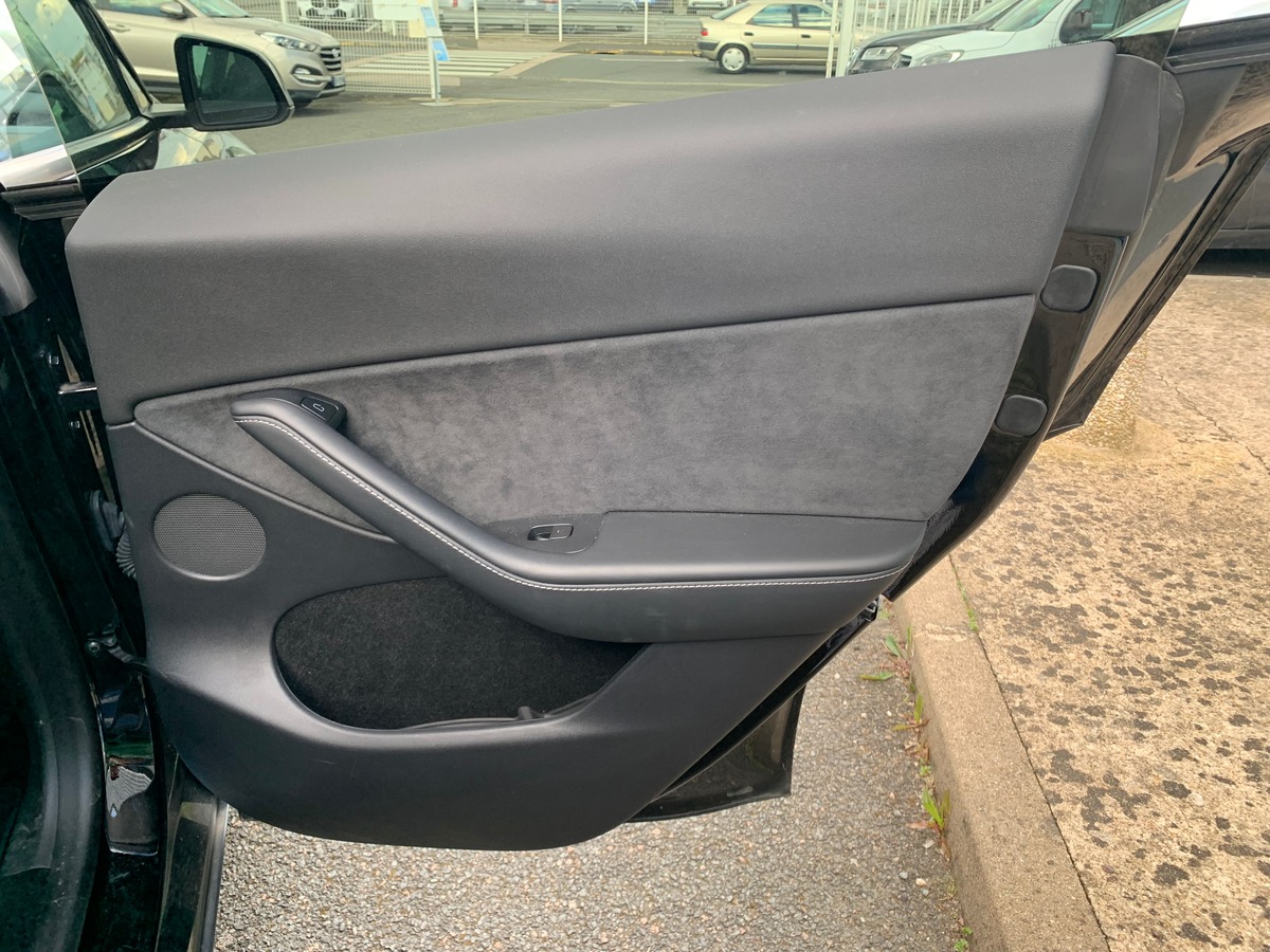 Tesla Model Y 275 chevaux | Premiére MAIN | Standard | Toit panoramique | Cuir | Siéges électriques