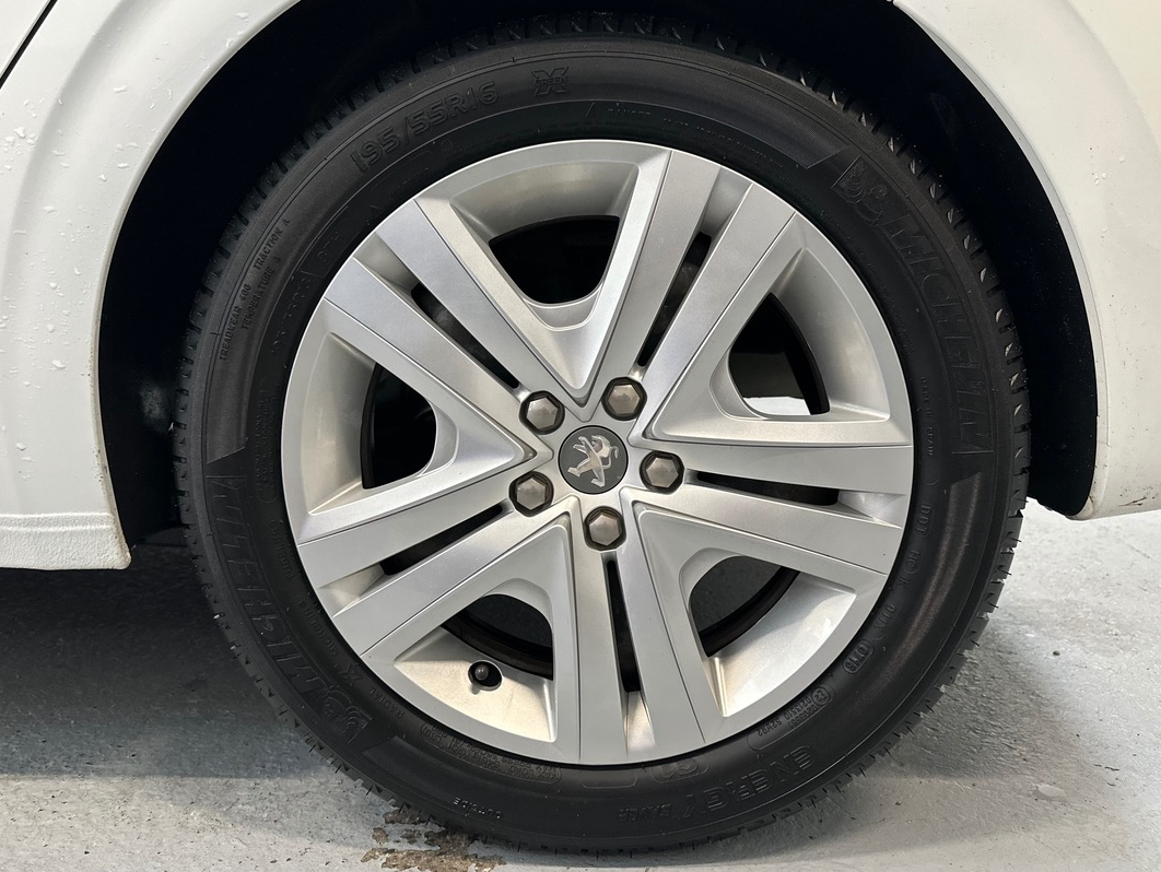 Peugeot 208 1.2 PURETECH 82cv STYLE 5P