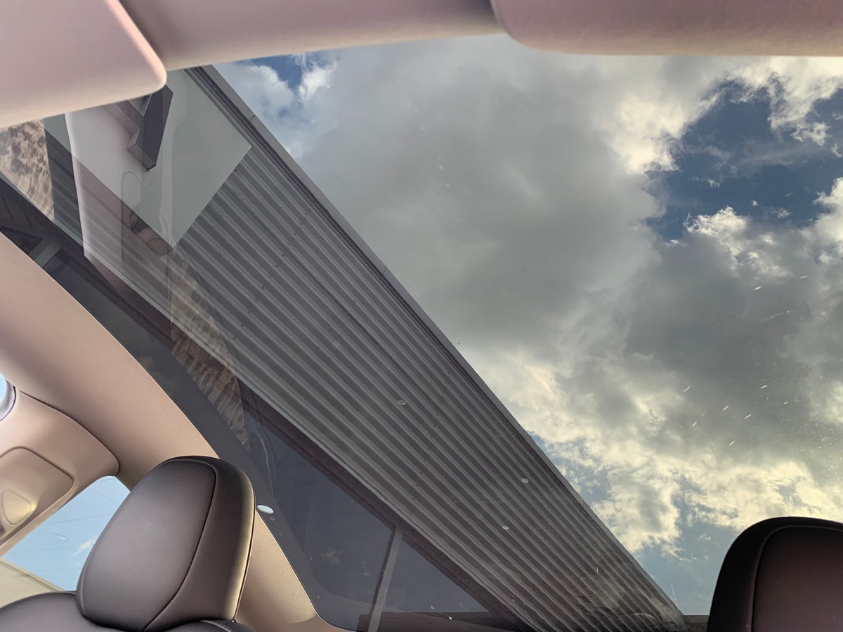 Tesla Model Y 275 chevaux | Premiére MAIN | Standard | Toit panoramique | Cuir | Siéges électriques