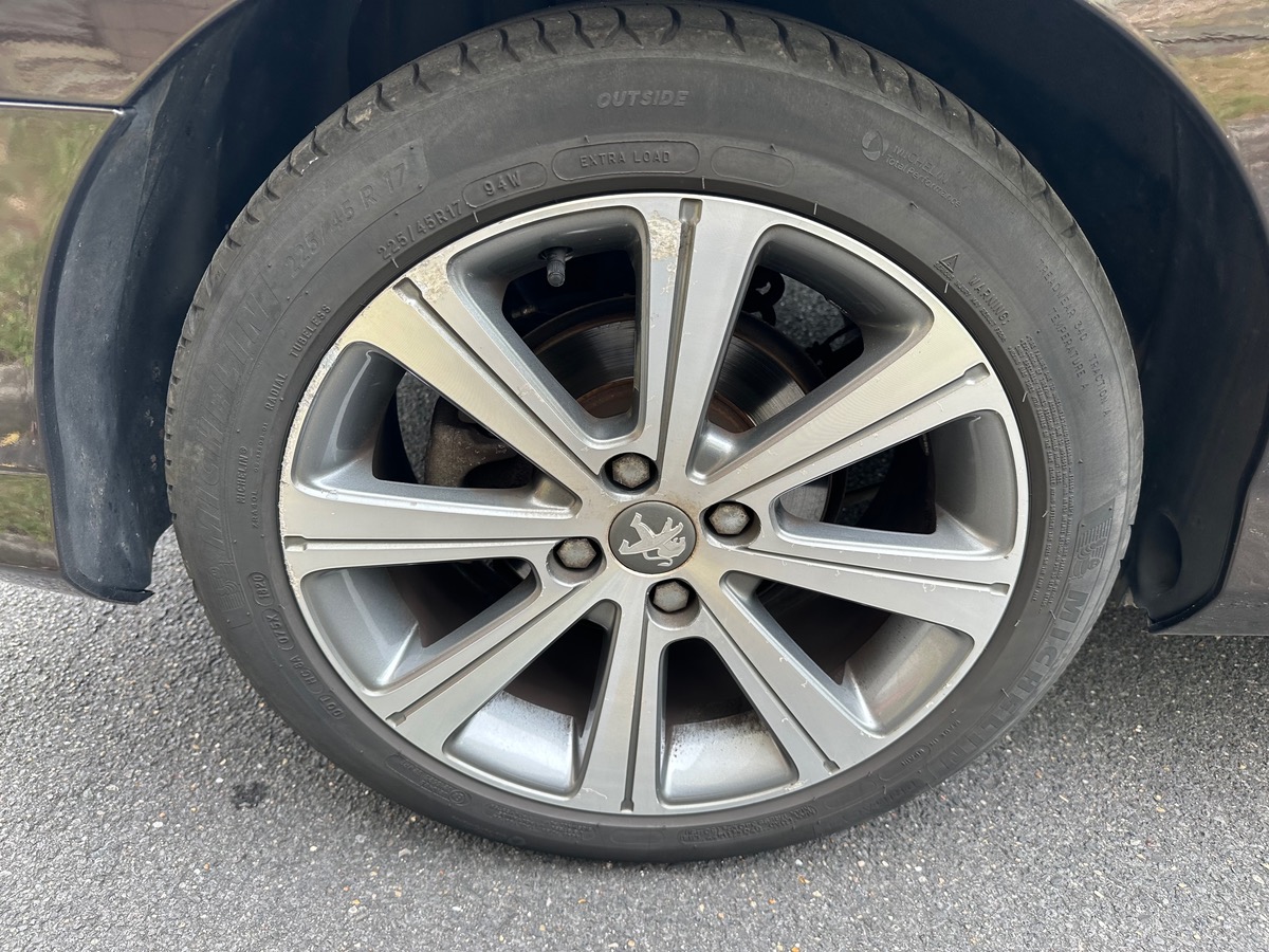 Peugeot 308 SW 1.6 e-HDI 112 CV 7 place spéciale family 4XCBLeu
