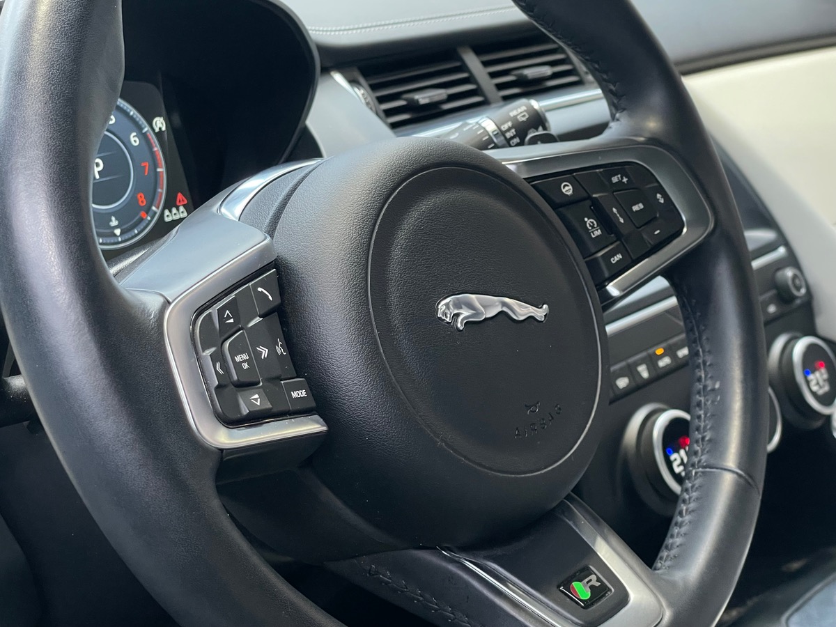 Jaguar E-Pace 2.0L P-250 AWD R-DYNAMIC HSE - TOIT PANO/VOLANT CHAUFFANT