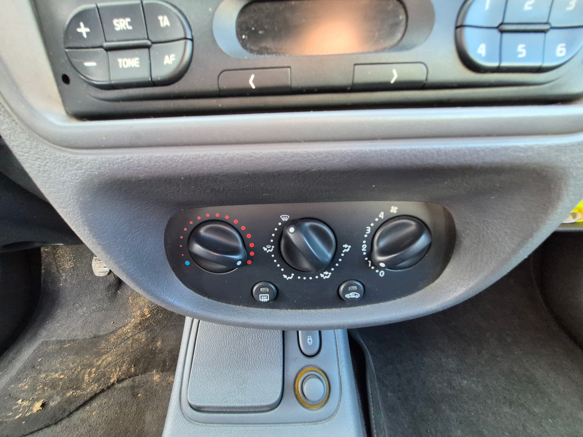 RENAULT Clio II 1.4 RTE 5 PORTES