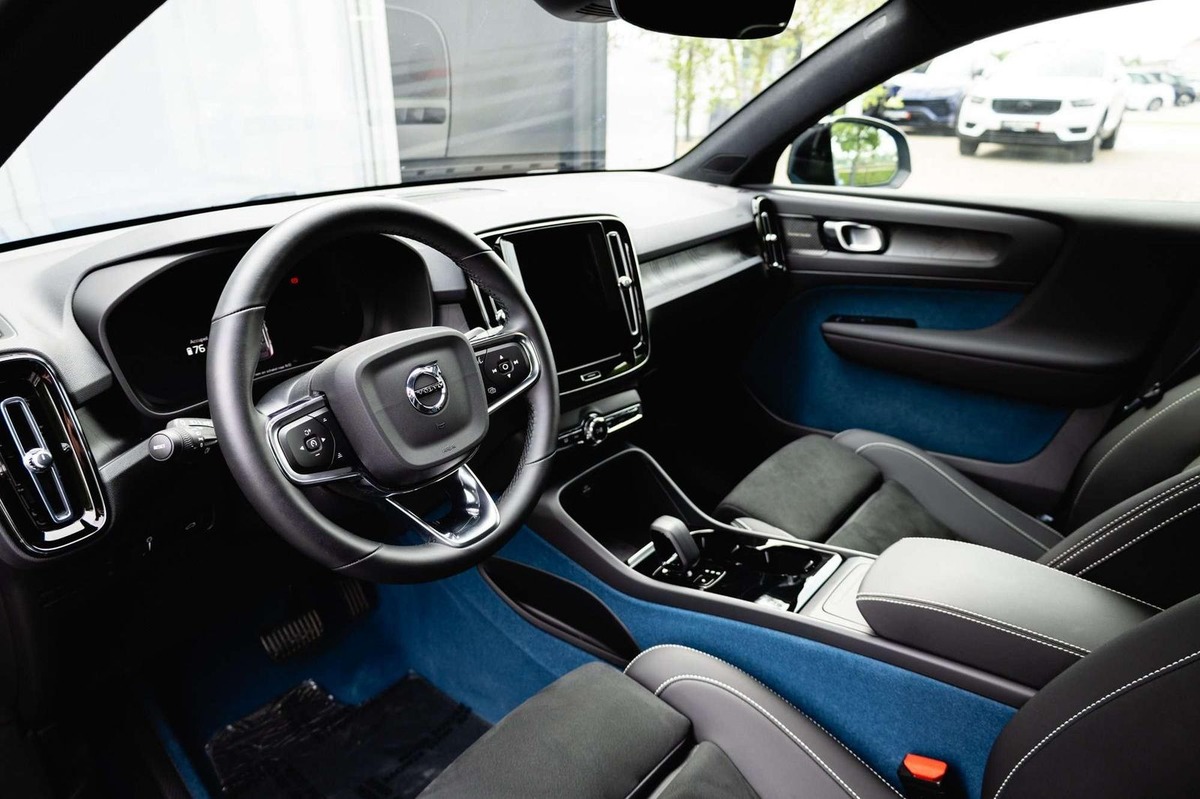 Volvo C40 RECHARGE TWIN 408 FIRST EDITION 75 KW j