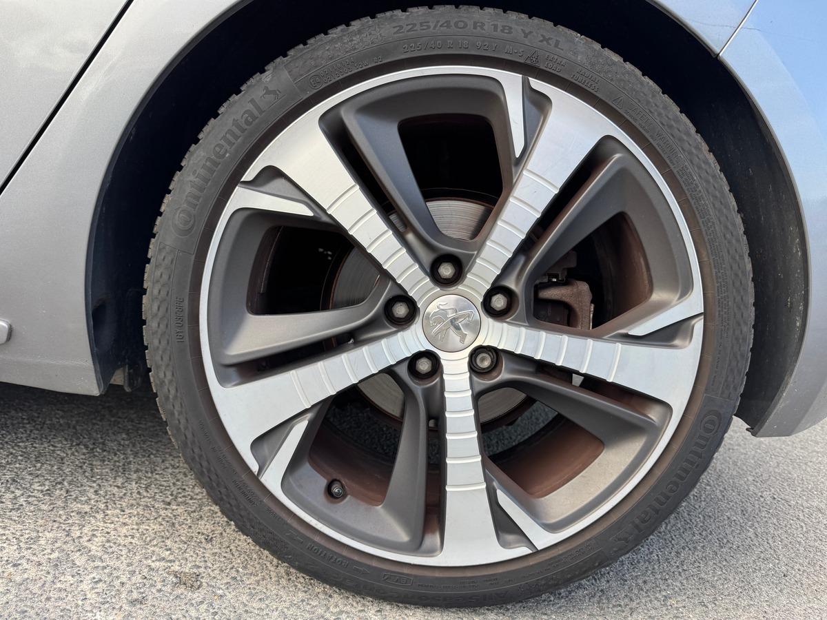 Peugeot 308 GT II (T9) 1.6 THP 205 cv - Entretiens Peugeot - Toit Panoramique