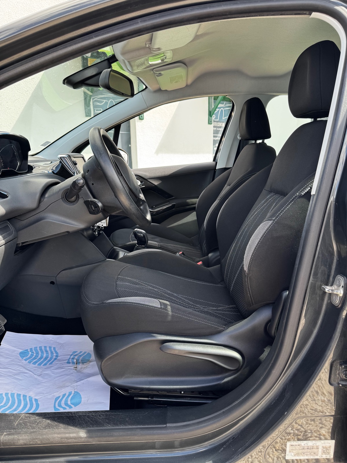 Peugeot 208 1.2 VTi 82 CV BVM5 ALLURE DISTRIBUTION FAITE  / SUIVI CONCESSION