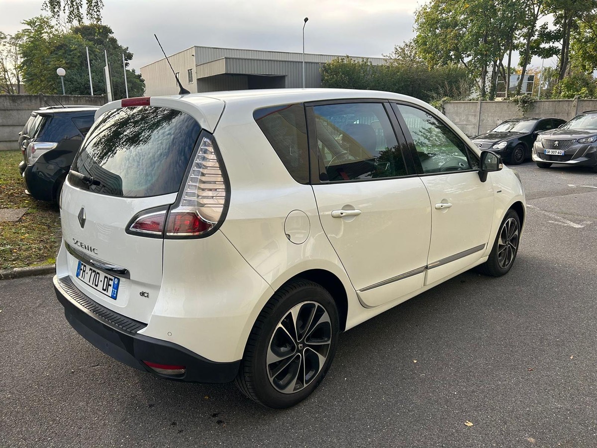 RENAULT Scenic 1.5 DCI 110 CV BOSE en 4XCARTE bleu