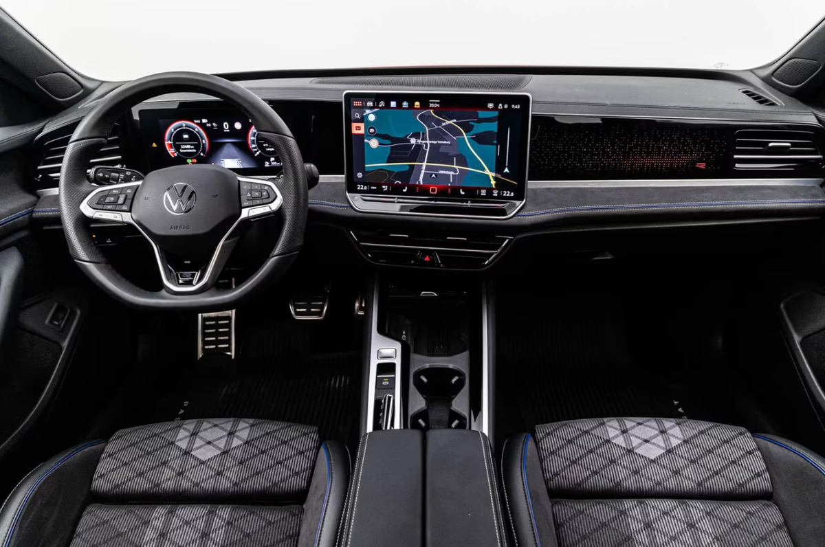 Volkswagen Passat SW VIII 2.0 TDI EVO 200ch R-Line 4Motion DSG7/Chili Red/Attelage/Matrix