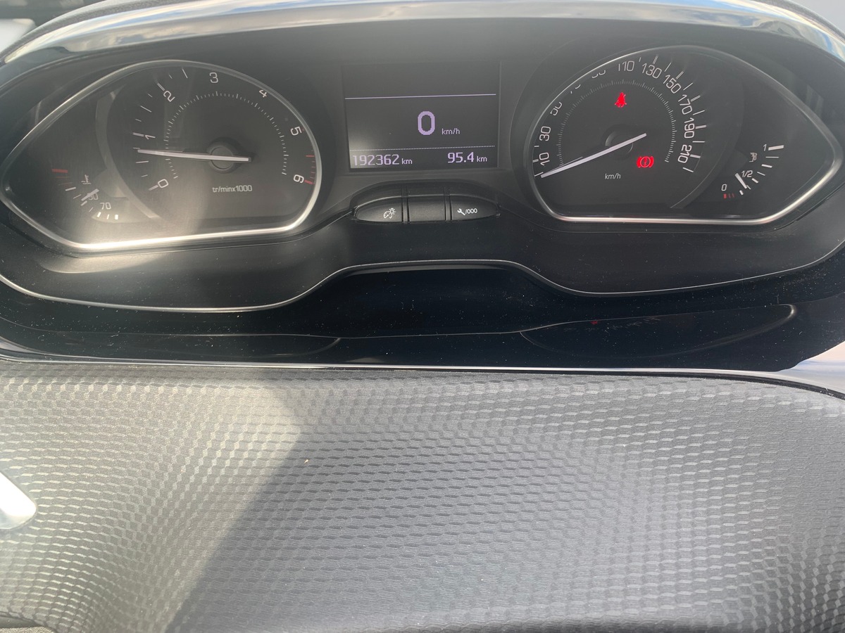 Peugeot 2008 100 ch | Style | Régulateur de vitesse | GPS | Bluetooth | Radar arriére | Barres toit