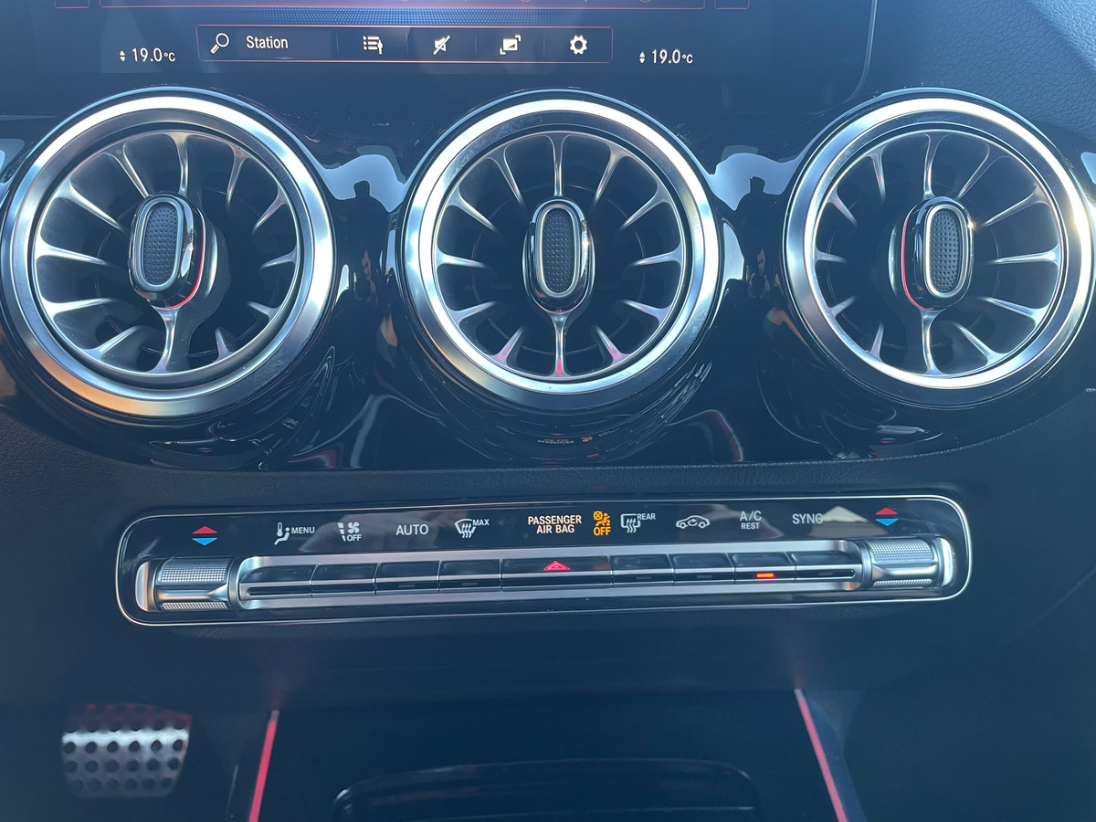 Mercedes Benz GLA 200 AMG