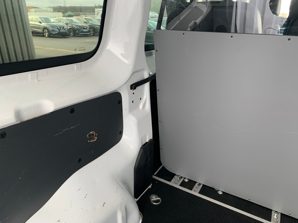 Peugeot Expert 120 ch | URBAN | EAT8 | 5 Places | Attelage | Régulateur de vitesse | Bluetooth