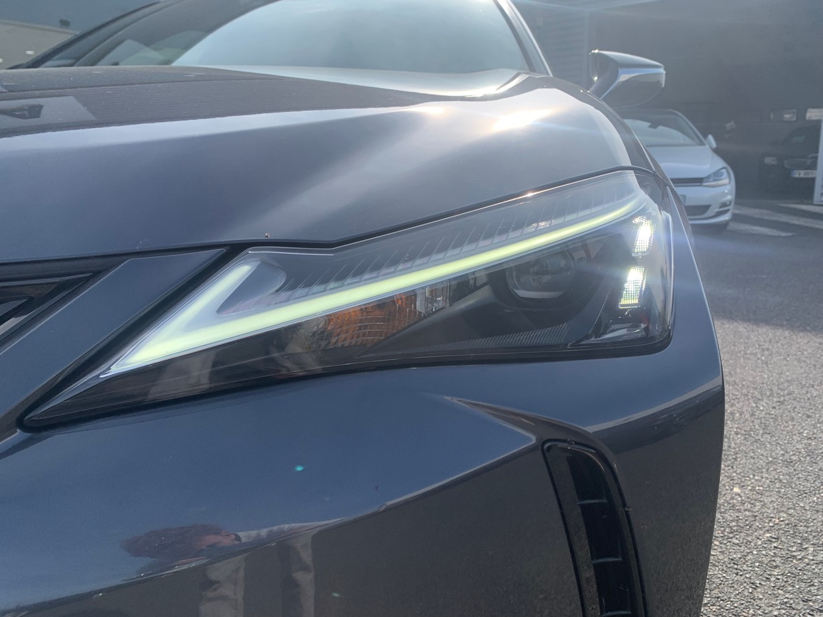 Lexus UX 250 | 185 ch | Luxe Techno | Contrôle angles morts | Caméra recul | Hayon électrique