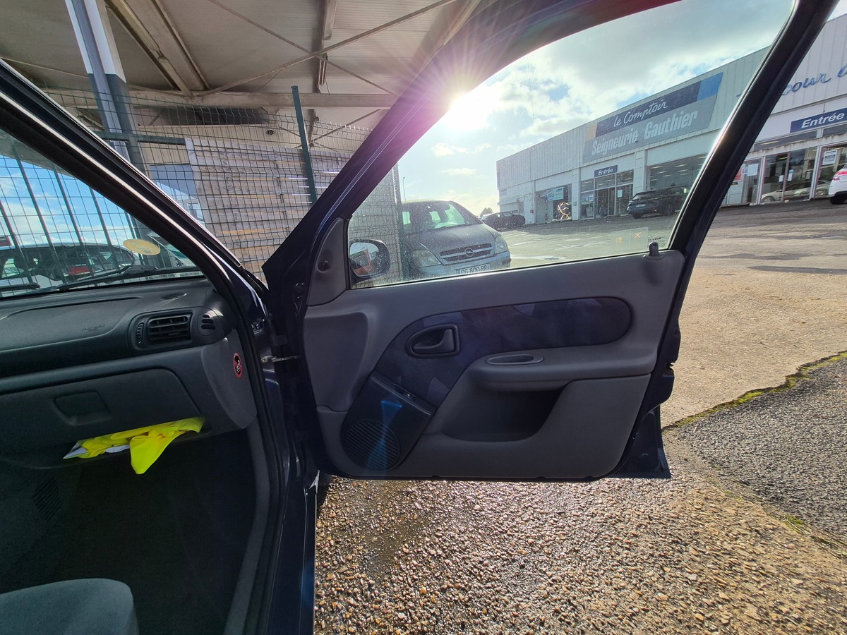 RENAULT Clio II 1.4 RTE 5 PORTES