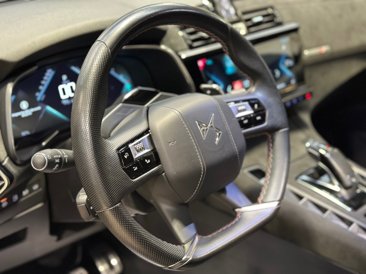 DS Ds7 Crossback 225 ch e-Tense Performance Line Plus / ATTELAGE / HI-FI FOCAL / TOIT PANO /CARPLAY