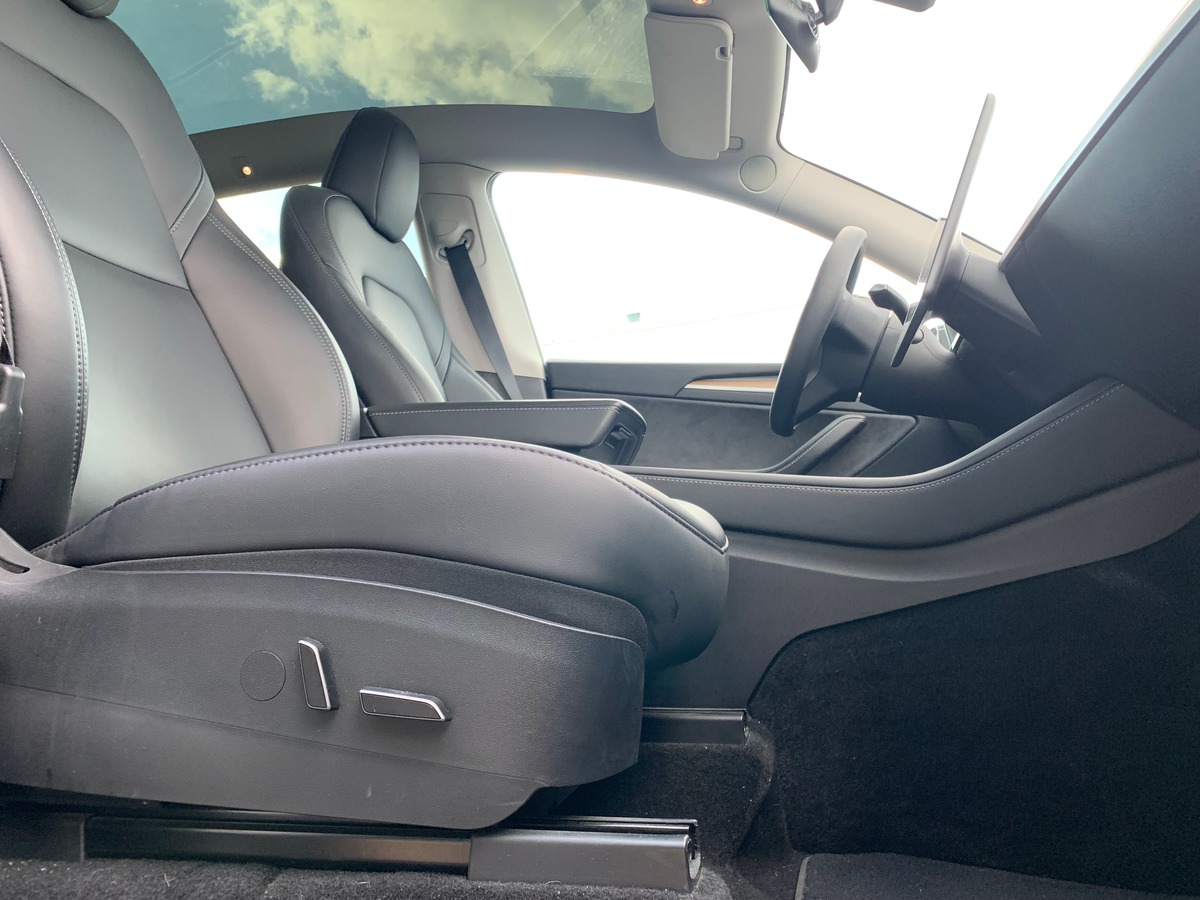 Tesla Model Y 275 chevaux | Premiére MAIN | Standard | Toit panoramique | Cuir | Siéges électriques