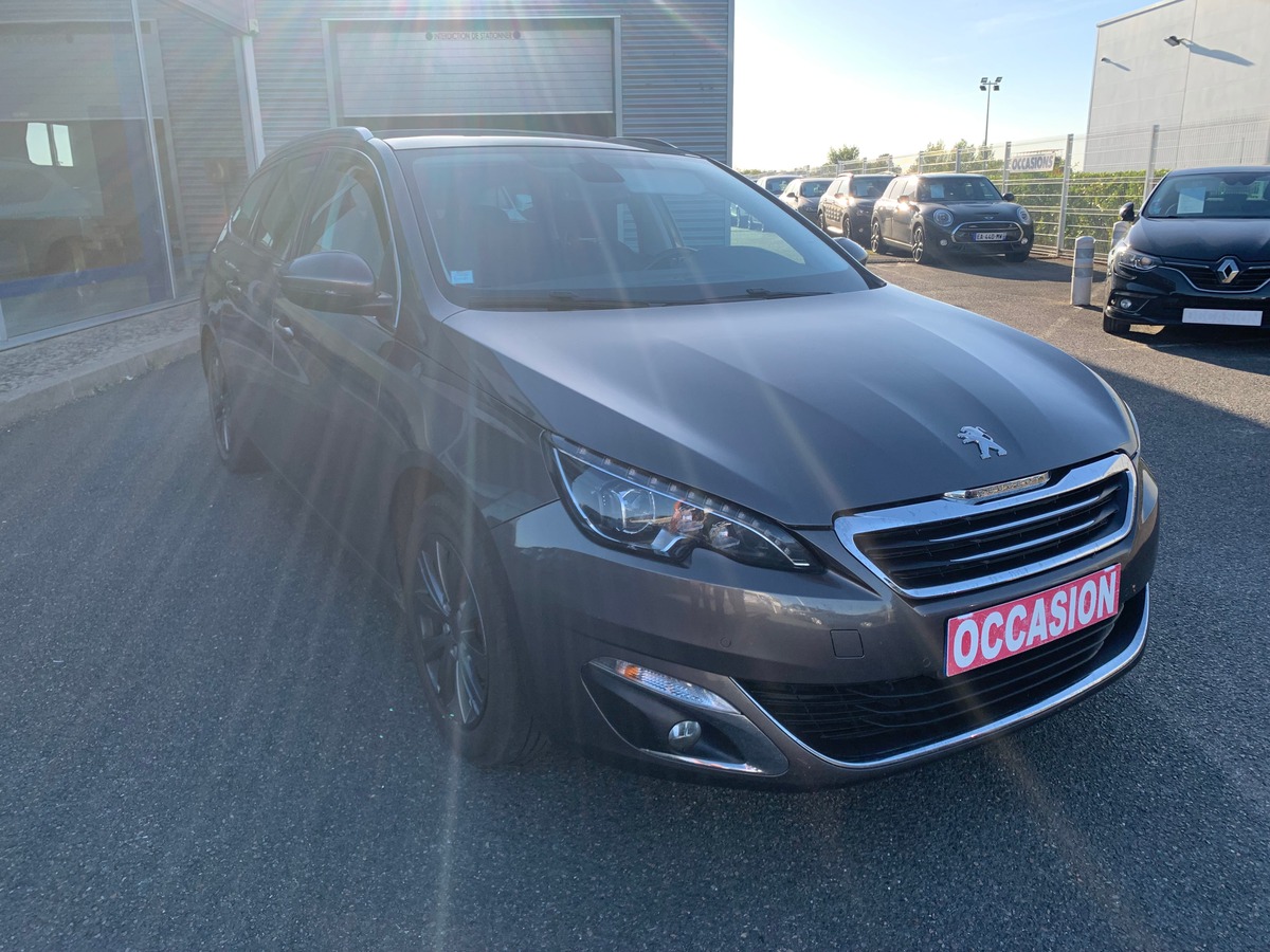 Peugeot 308 115 chevaux | Toit panoramique | Régulateur de vitesse | GPS | Attelage