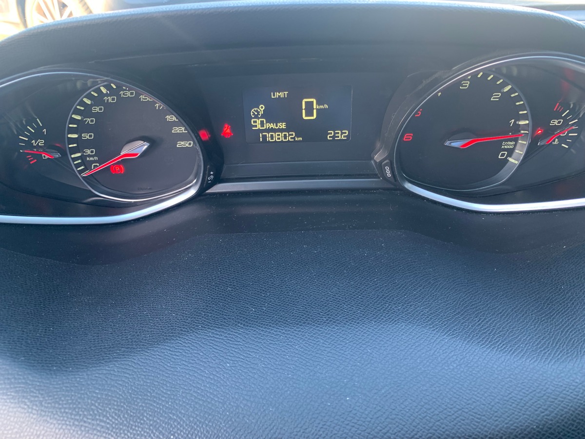 Peugeot 308 115 chevaux | Toit panoramique | Régulateur de vitesse | GPS | Attelage