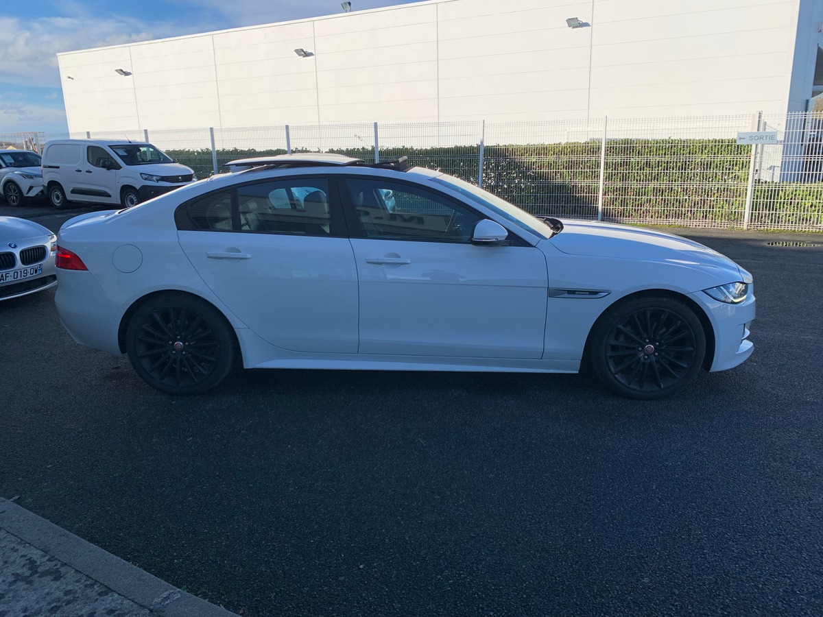 Jaguar XE 180 ch | Intérieur cuir | Toit ouvrant | Caméra de recul | GPS | Bluetooth