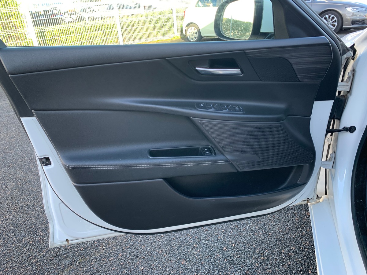 Jaguar XE 180 ch | Intérieur cuir | Toit ouvrant | Caméra de recul | GPS | Bluetooth