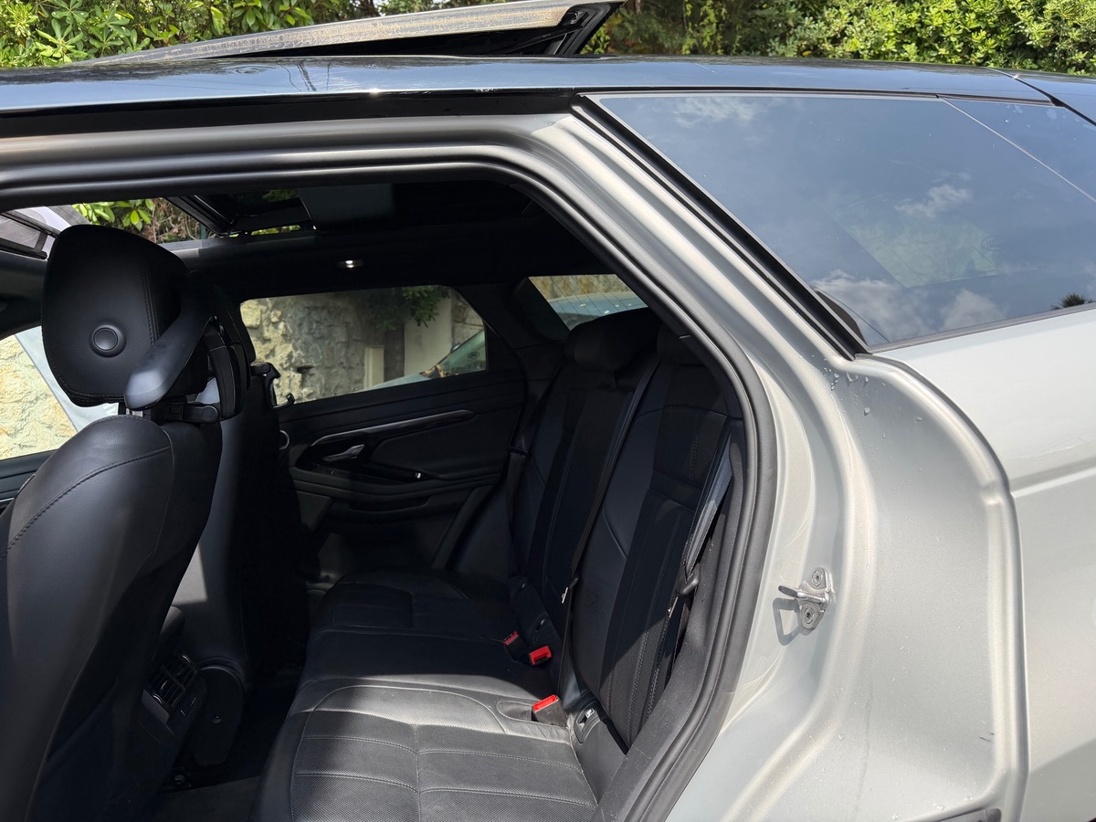 LAND ROVER EVOQUE 2.0 D 150 CV R DYNAMIC / Toit Ouvrant / Meridian / Pack Black / Jantes Noires