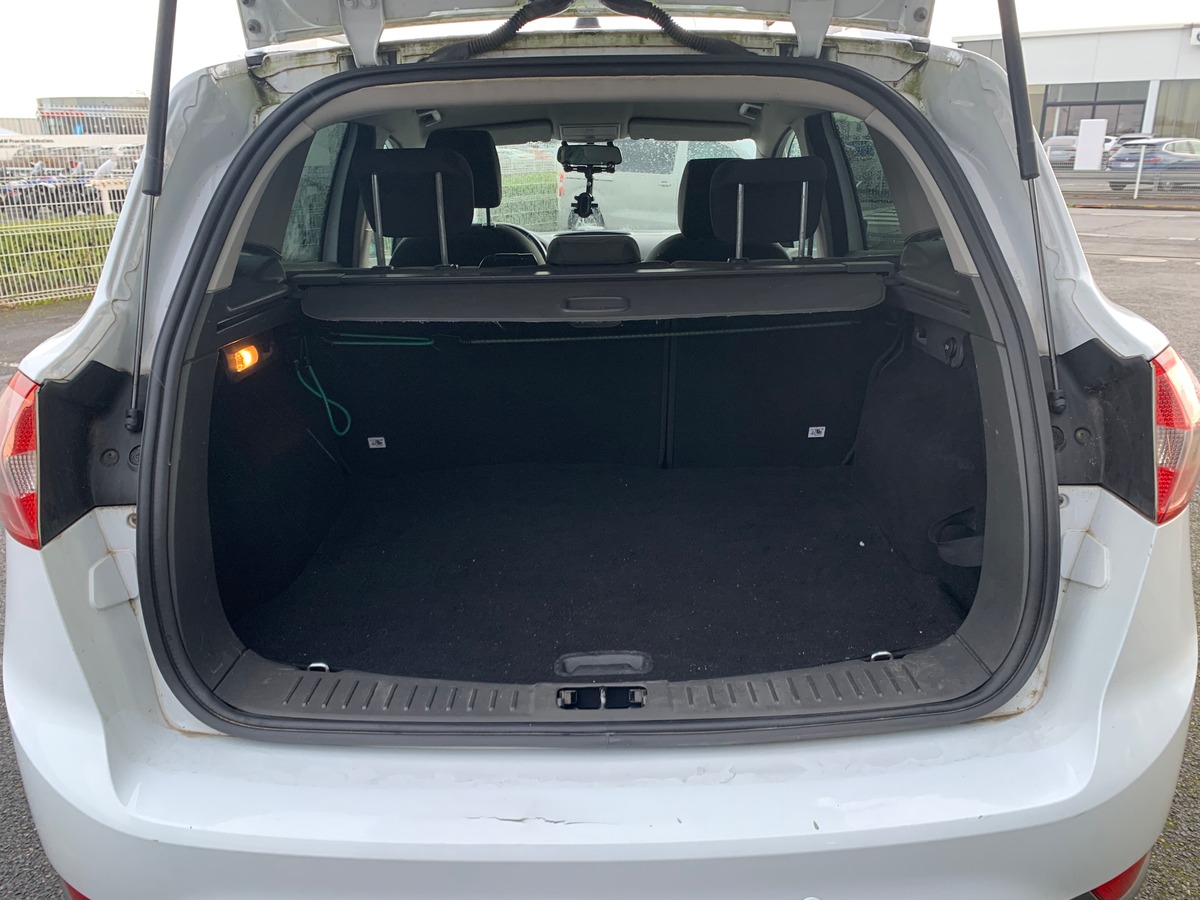 Ford Kuga 140 | TREND | Radar de stationnement avant arriére | Attelage | Climaisation | Jantes 17''