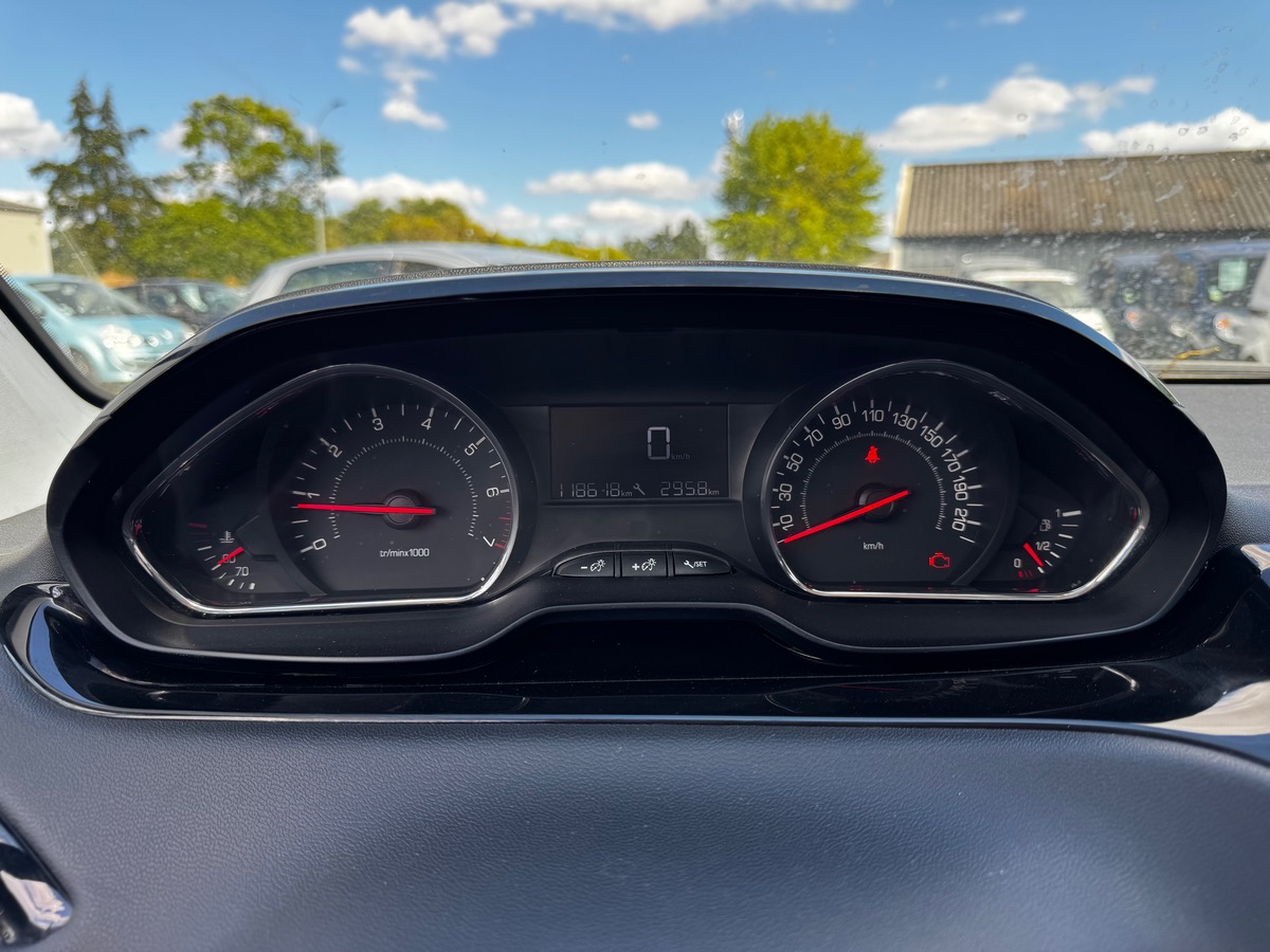 Peugeot 208 1.2 VTi 82 CV BVM5 ALLURE DISTRIBUTION FAITE  / SUIVI CONCESSION