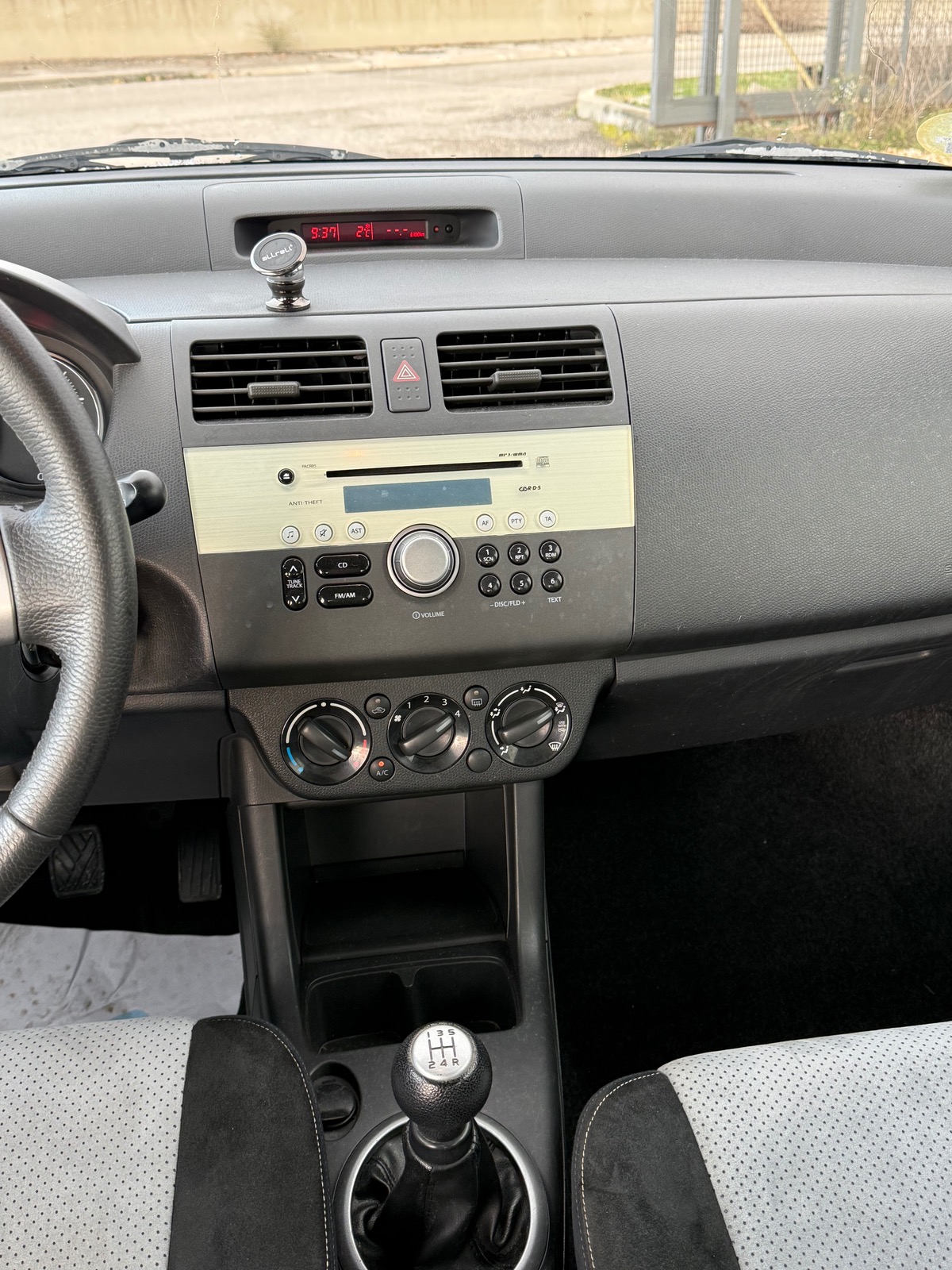 Suzuki Swift 1.3i 92CH EMBRAYAGE NEUF PARFAITE ÉTAT