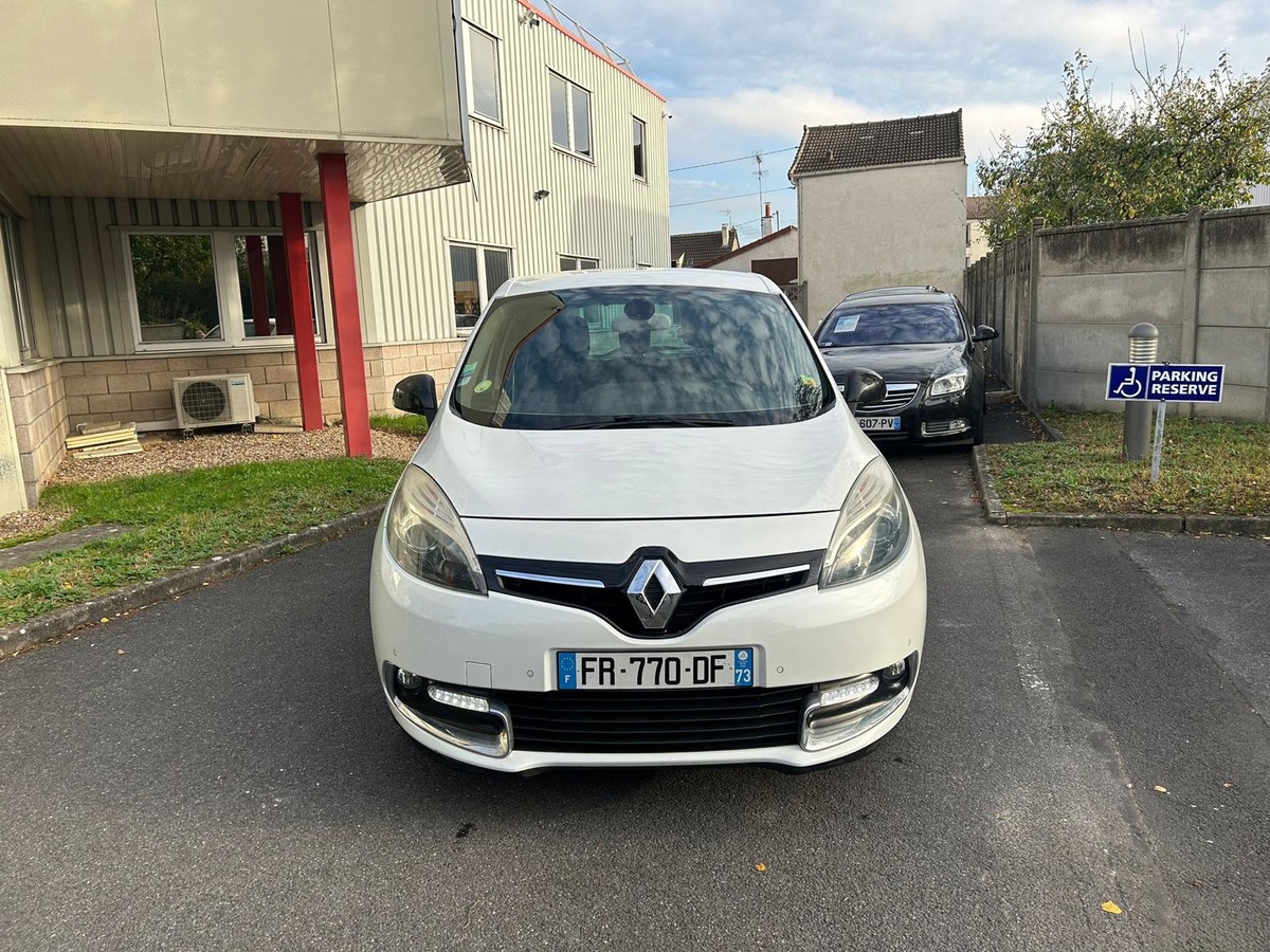 RENAULT Scenic 1.5 DCI 110 CV BOSE en 4XCARTE bleu