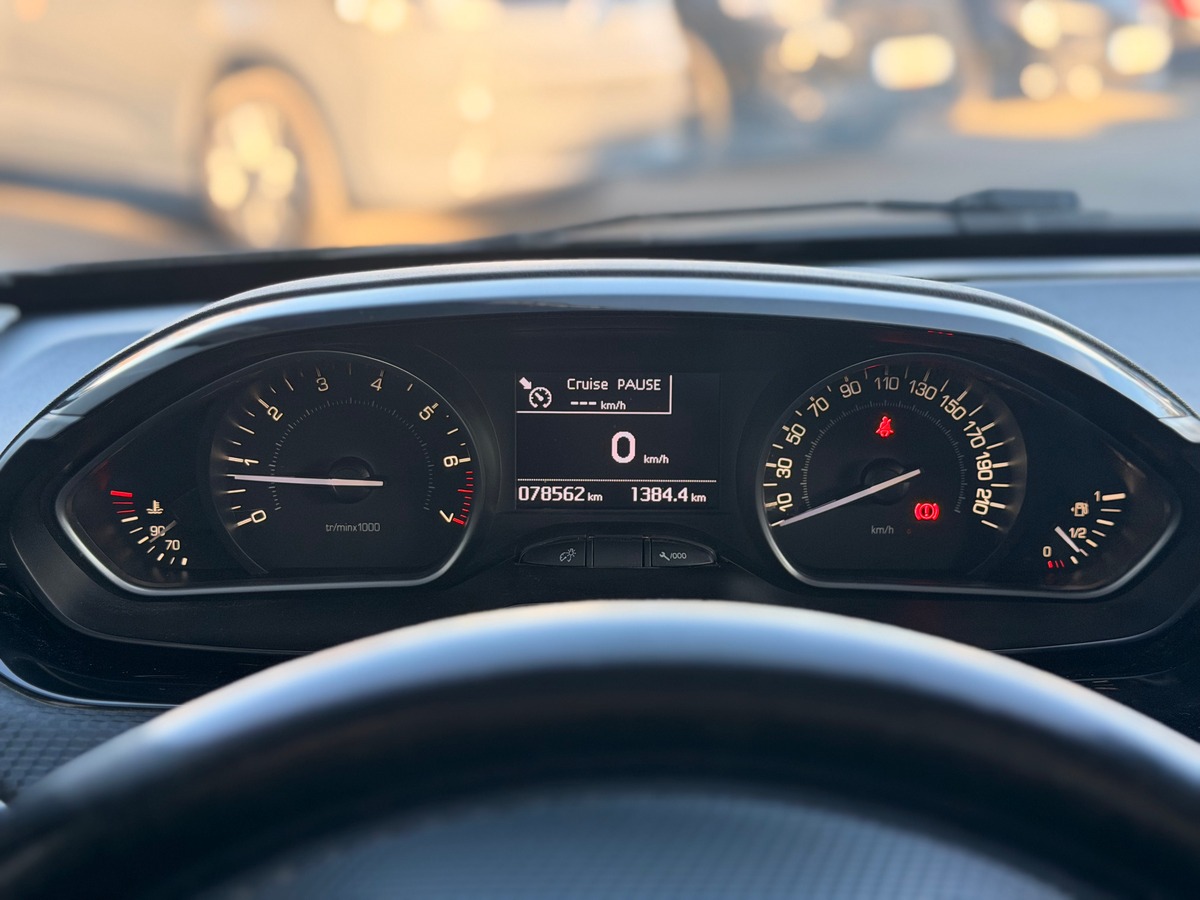 Peugeot 208 Allure 1.2 110 cv BVM5 - Distribution OK / 1ère main