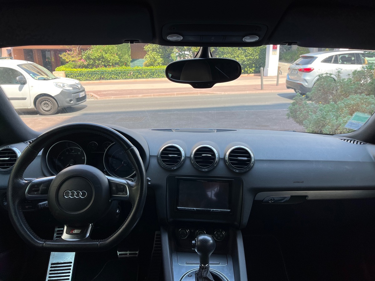 Audi TT 2.0 TFSI 200 cv / S line/  GPS / Jantes noires / Feux teintés  / intérieur cuir